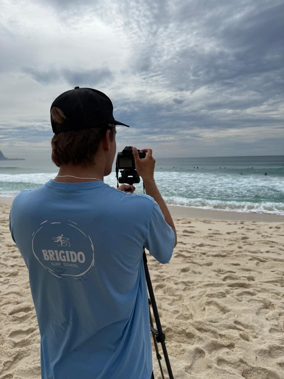 Filmmaker da Brigido Surf School filmando a sessão dos alunos no mar